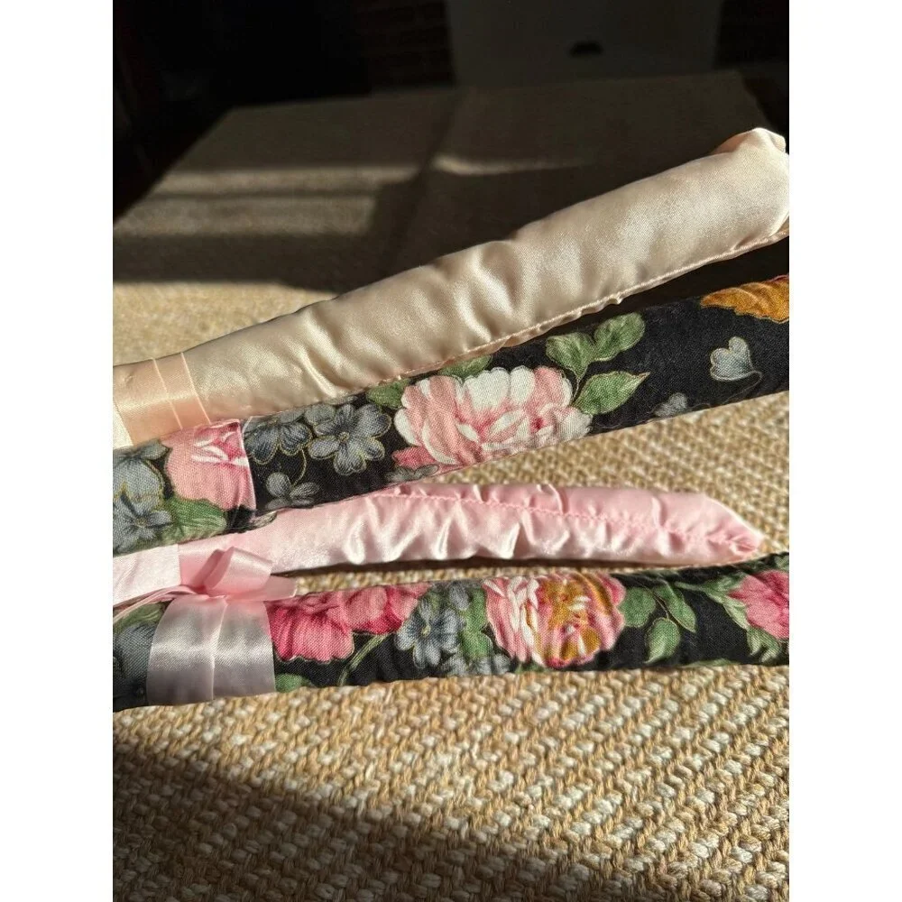 Set a four vintage cloth hangers